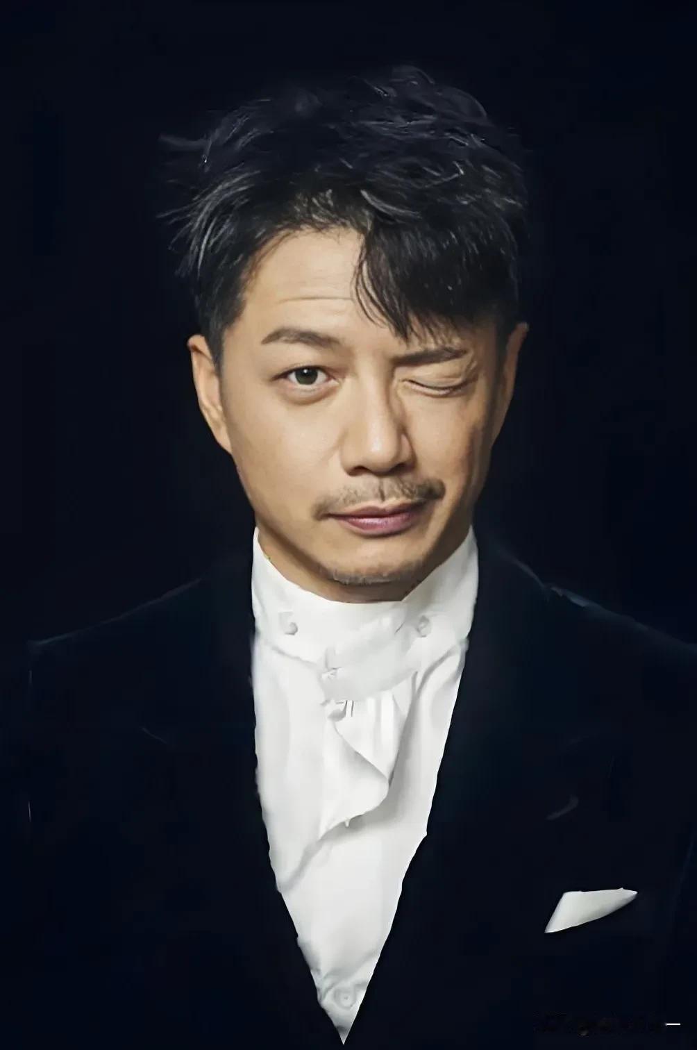 电视剧《扫毒风暴》，

林强峰也太随意了吧？

吃着面条开着会也就罢了，怎么还能