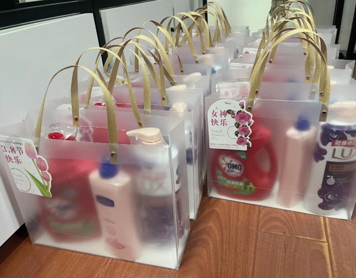 38妇女节，大家都收到啥礼物了？
我看好多姑娘晒福利，都是些洗护用品，
像洗发水