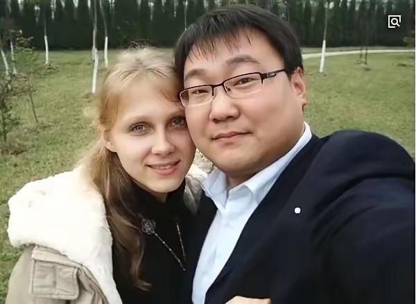35岁机械厂工人张建国，娶了27岁乌克兰姑娘奥莉加。新婚夜，这个背井离乡的女人只