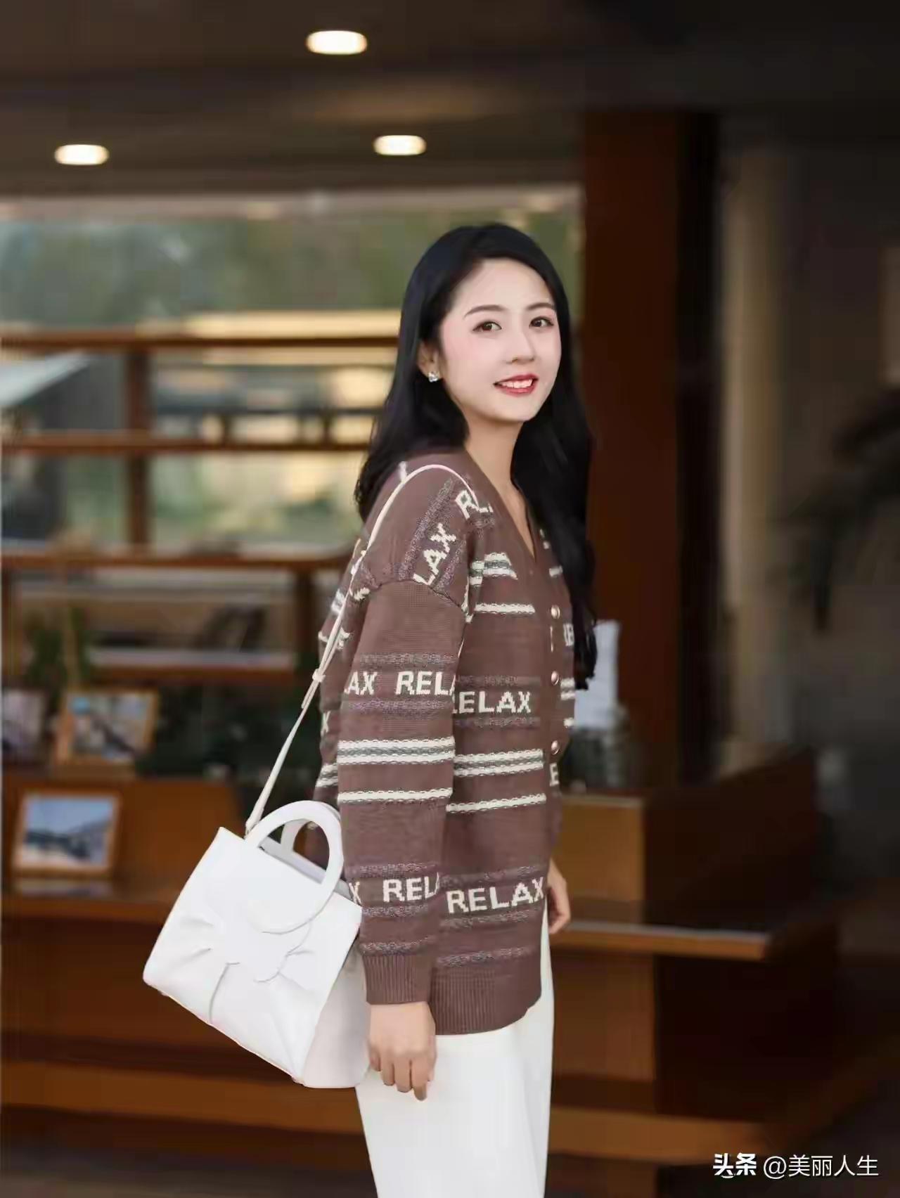 静坐观花落，悠然自得间。