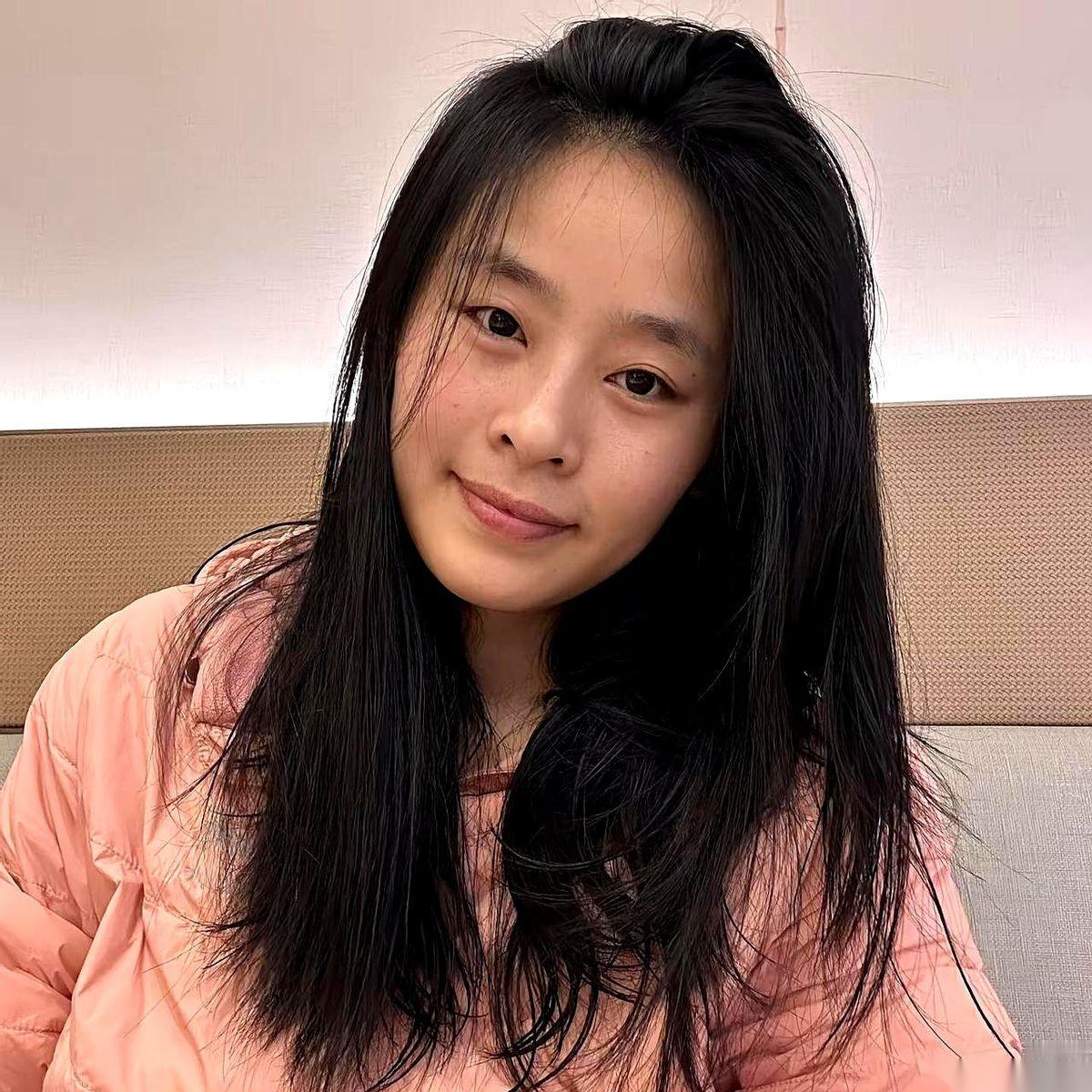 刷到一条征婚，看得我心里咯噔一下。
“再婚可生一个娃。”
就这么七个字，明码标价