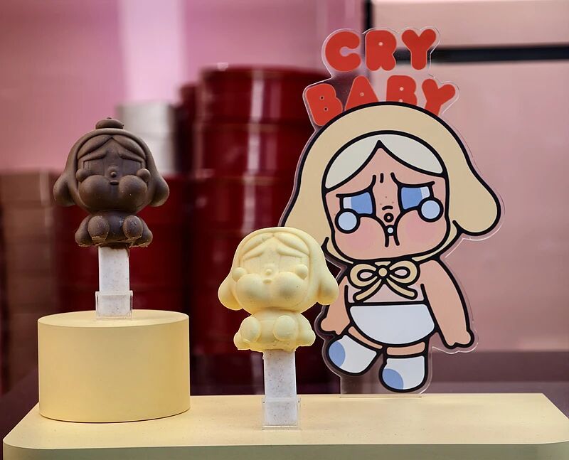 【泡泡玛特甜品品牌首店将开业】今日，泡泡玛特官宣旗下甜品品牌POP BAKERY
