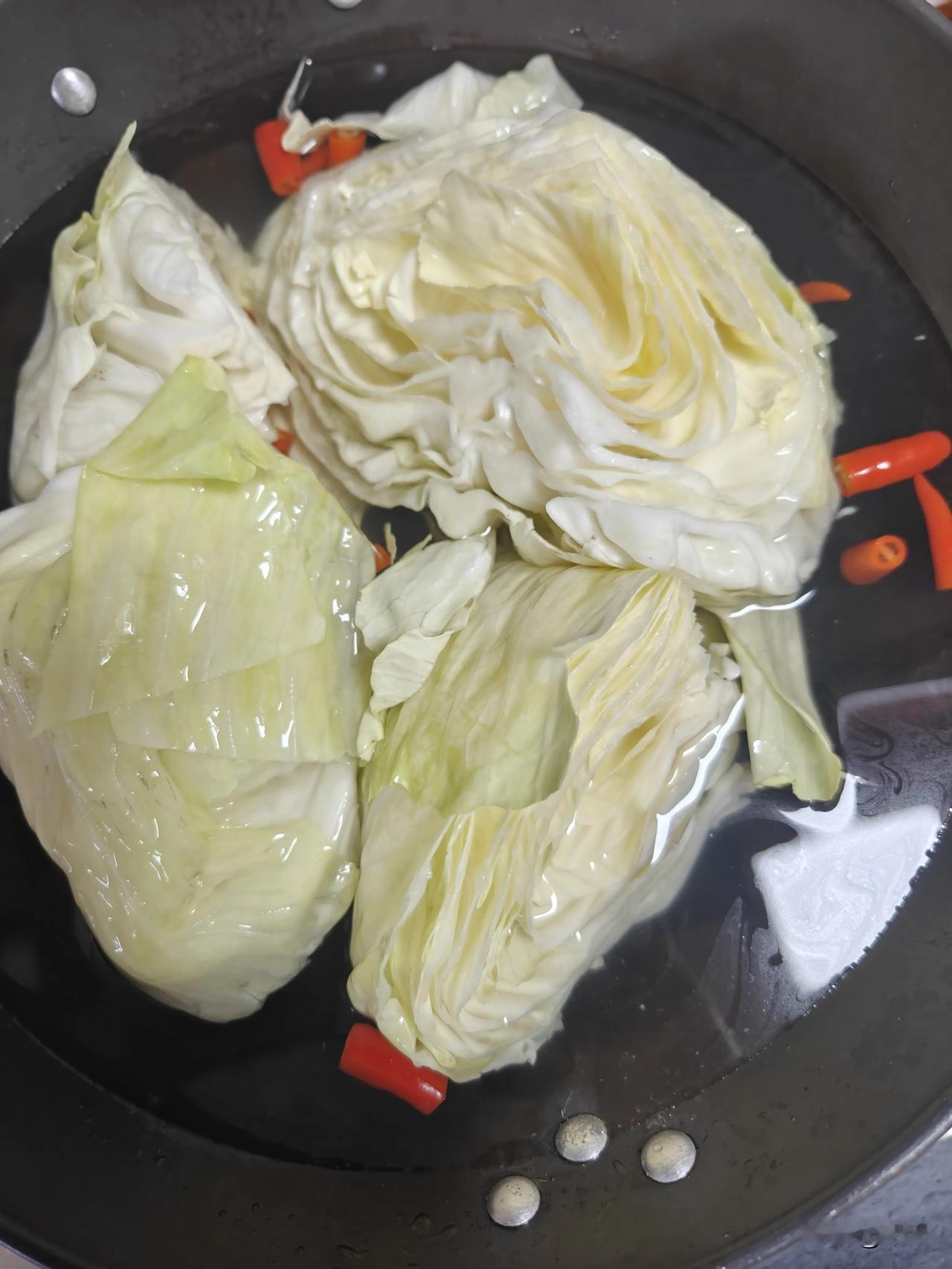 这年头，谁身边没几个欠账的人呢。不过比起别人欠我们的账，我们其实更亏欠自己。
很