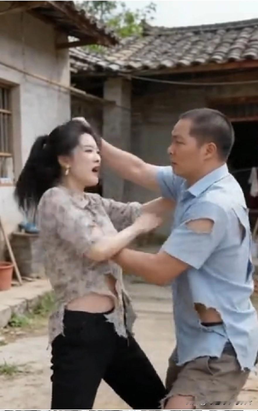 瞧这夫妻俩，要打架就痛痛快快打，扯衣服干啥呀。你瞧瞧，俩人的衣服都被扯得破破烂烂
