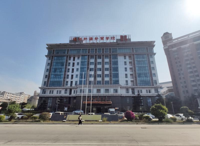 杭州富阳的郑女士体验沙滩车时出大事了。她开着越野沙滩车，刹车没控制好，车子剧烈侧