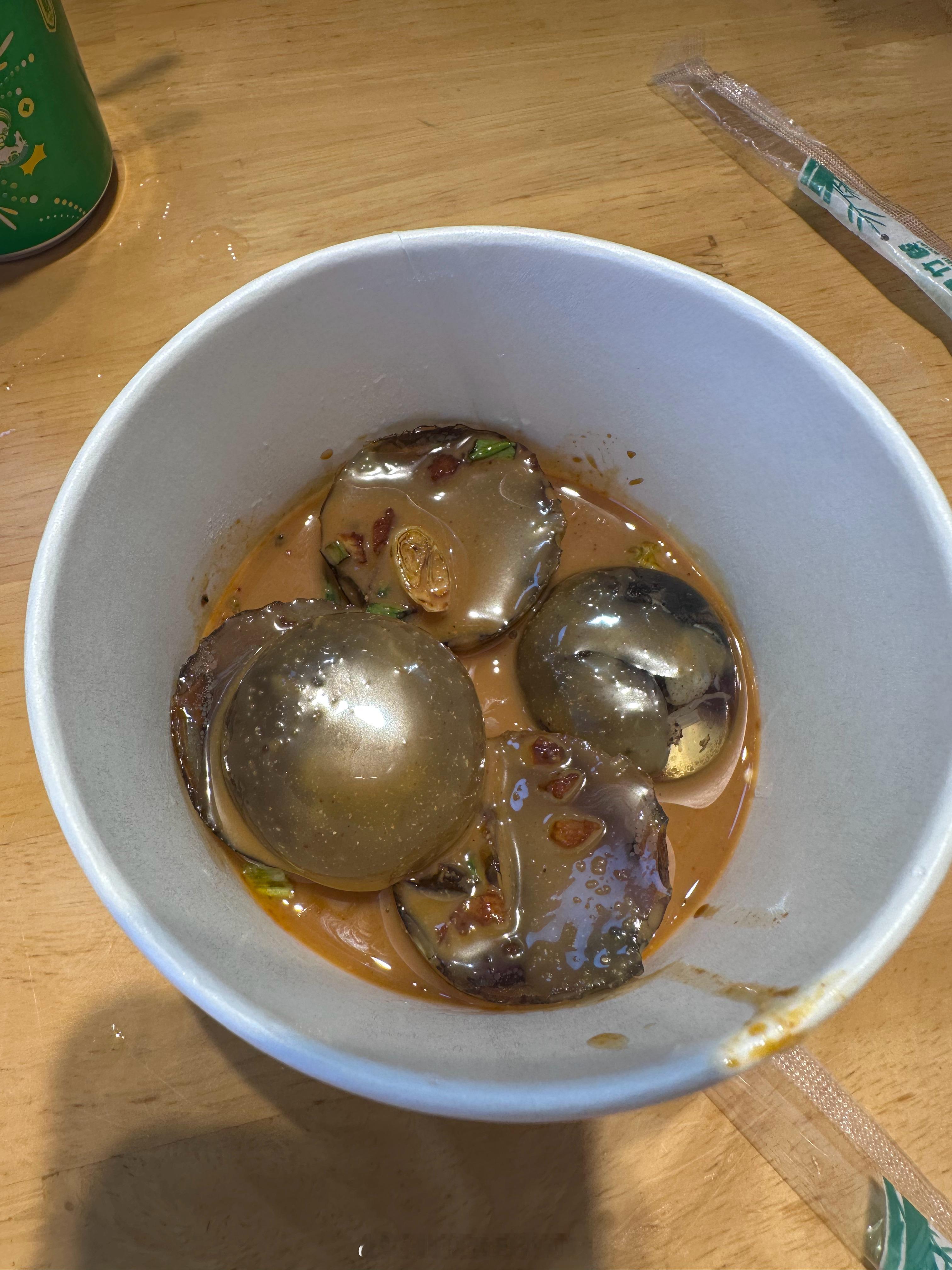 鼓浪屿吃了个土笋冻.之前一直没吃过这玩意、以为是竹笋，结果是土笋，也就是沙虫，味