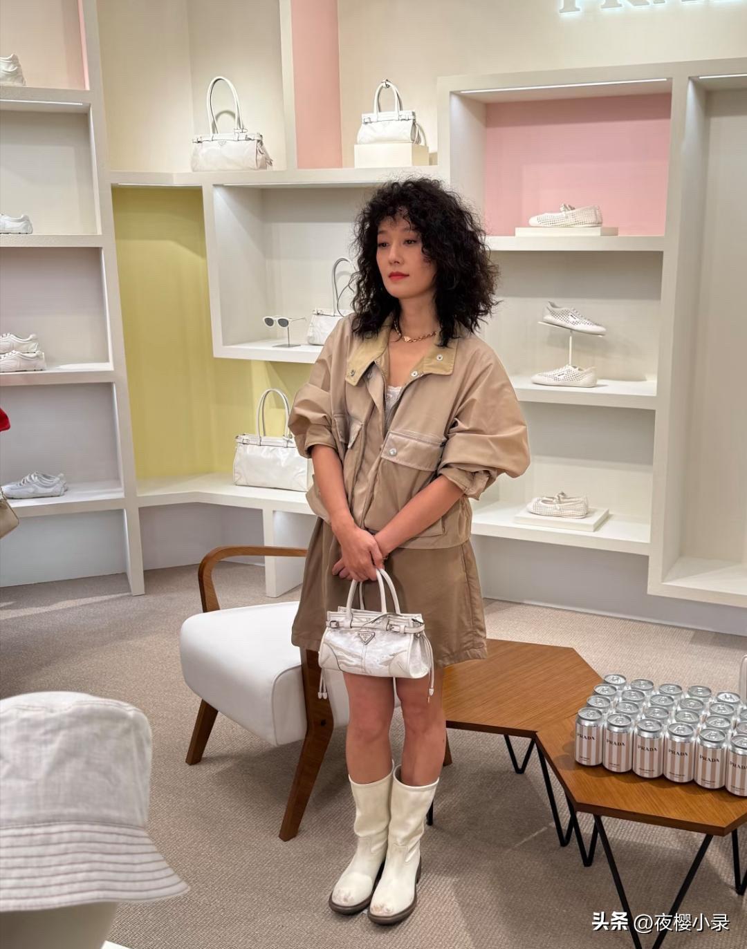 50岁马伊琍现身上海参加时尚活动，她留了爆炸头发型，穿着长筒靴，打扮有点精致的土