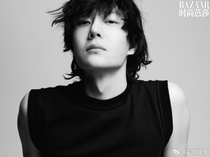 【男明星无袖背心造型，你喜欢谁的气场？】无袖背心凸显肩颈线条和手臂肌肉，氛围感直