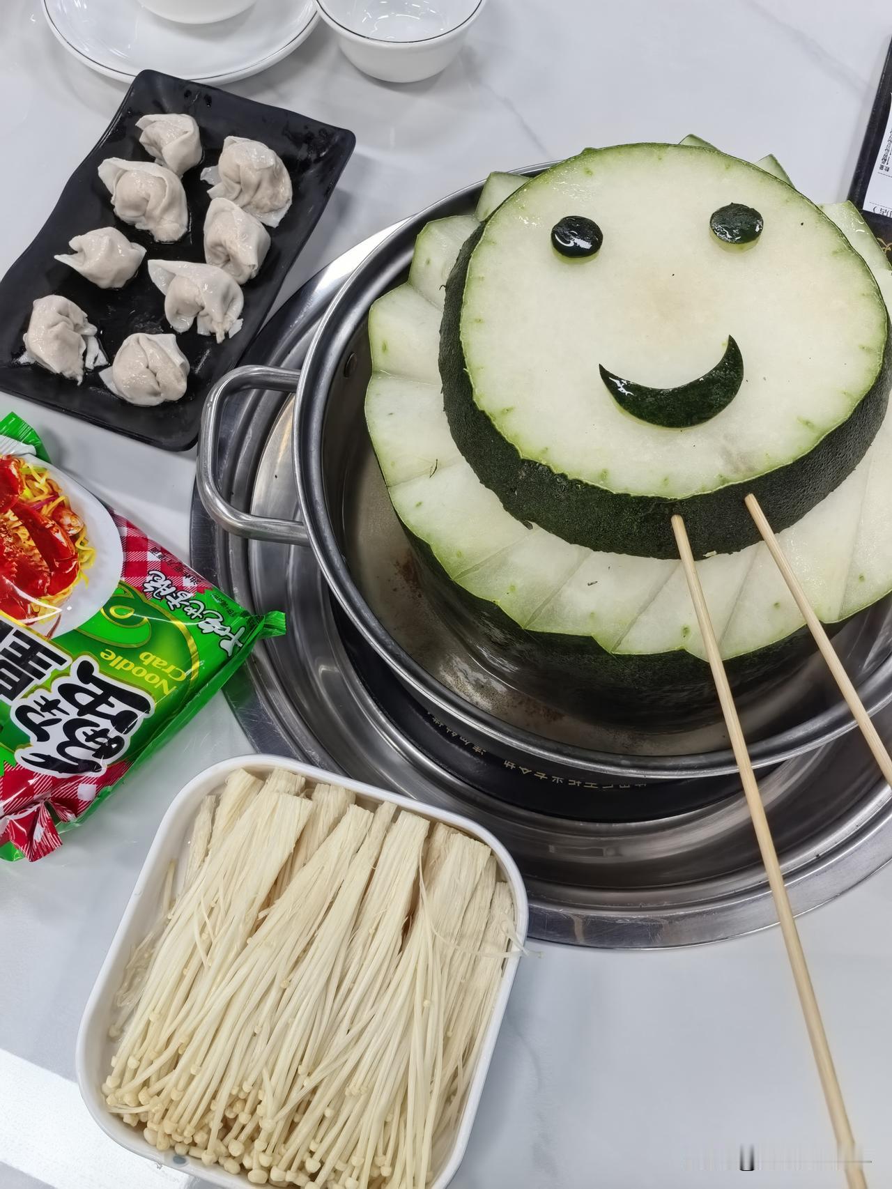 有吃过把冬瓜做成容器的火锅🥘吗？？我也是第一次吃，出乎意料得好吃，简直就是扶墙