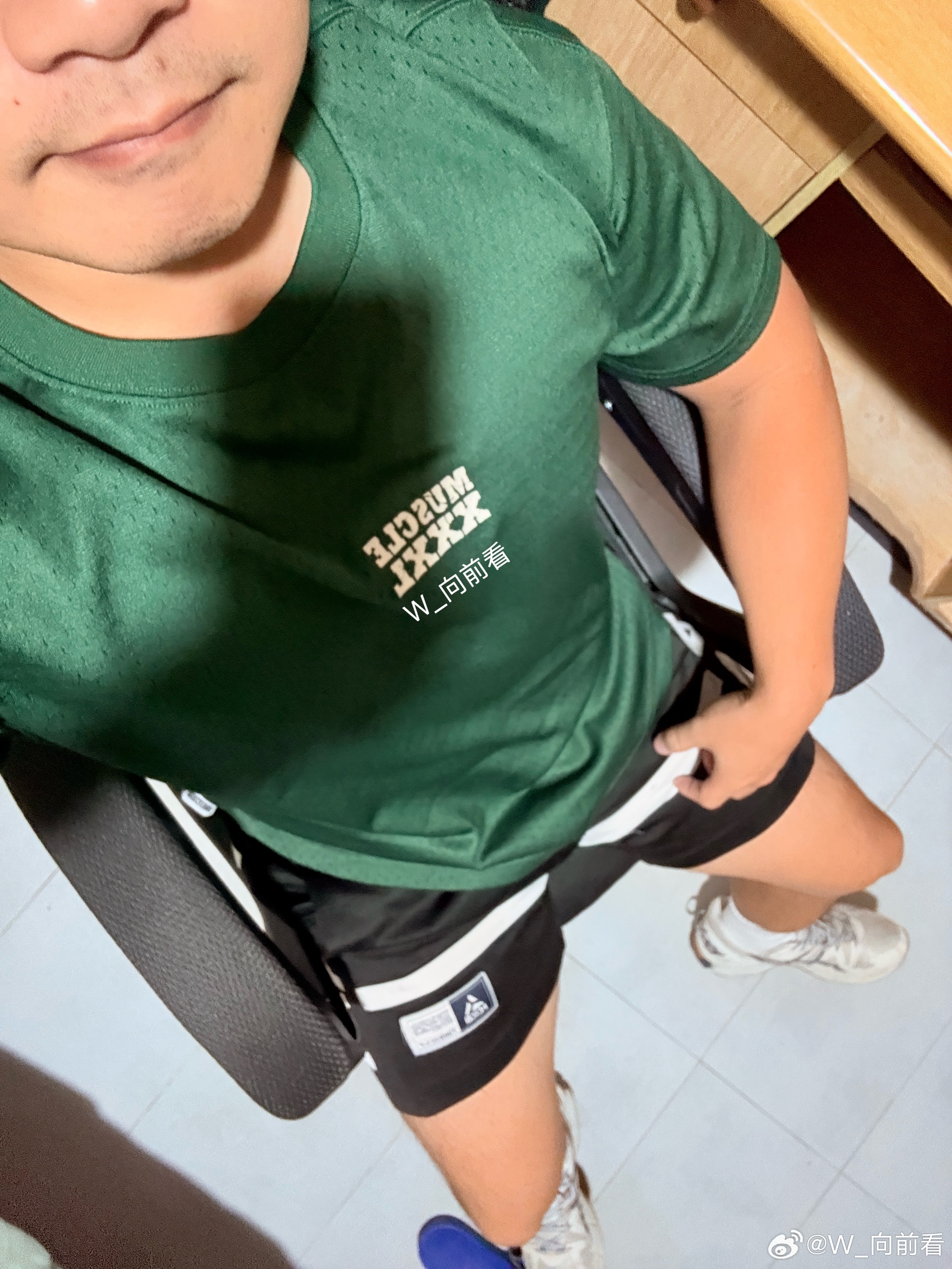今日份ootd，红蓝配！上班…… 