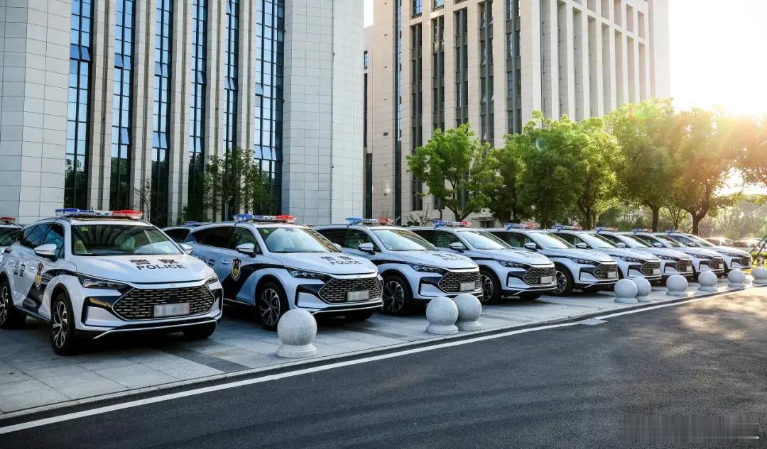 比亚迪凭硬核实力出圈，《守护解放西》镜头外的实力答卷，比亚迪的警务涂装真的太帅了