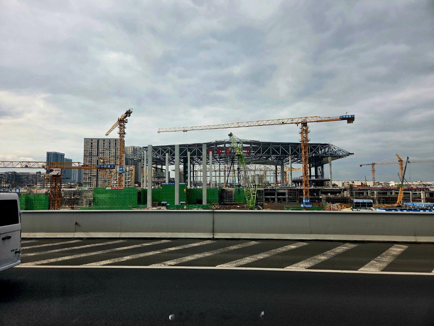 成都街拍成都生活城市影像记记录生活每一天手机摄影爱好者正在加紧建设中的成都火车站