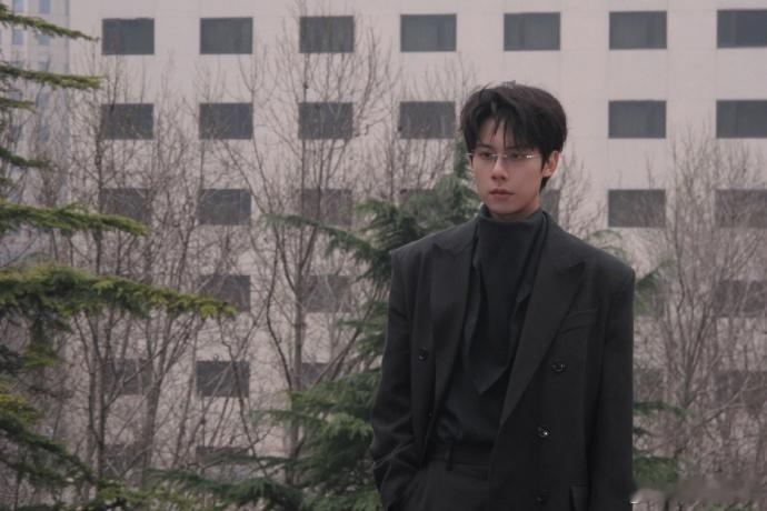 周奇你帅成这样跟大家提前打商量了吗，一组图少年感人夫感都有了