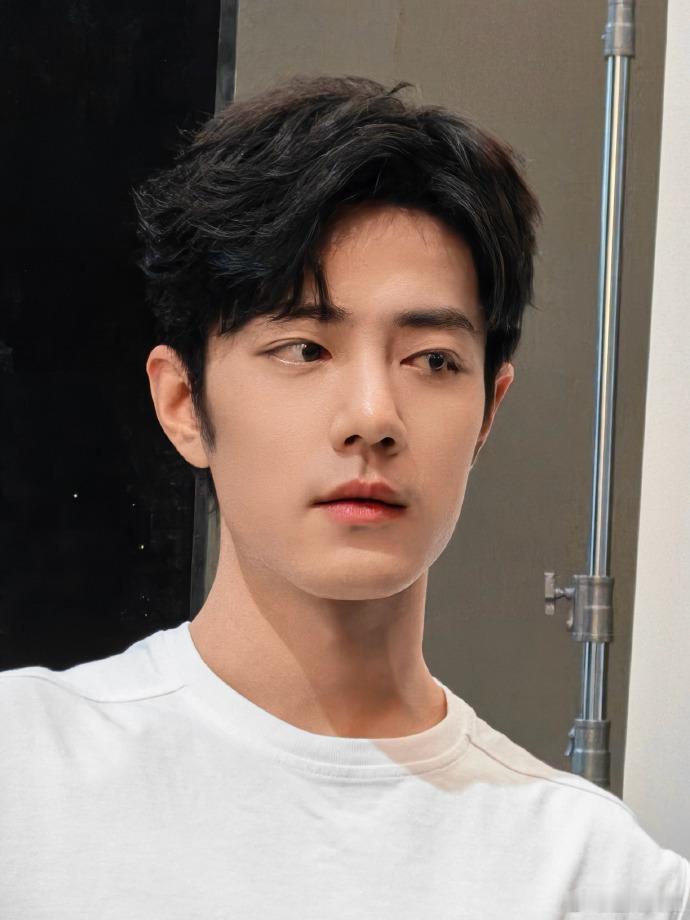 肖战几帧寻常缝隙肖战无袖白t好清爽几帧瞬间，万般温柔，肖战无袖白 T 清爽干净，