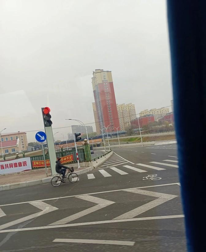 最近，佳木斯红旗路那个著名的转盘装上了红绿灯，搞得不少老司机都摸不着头脑了。转盘