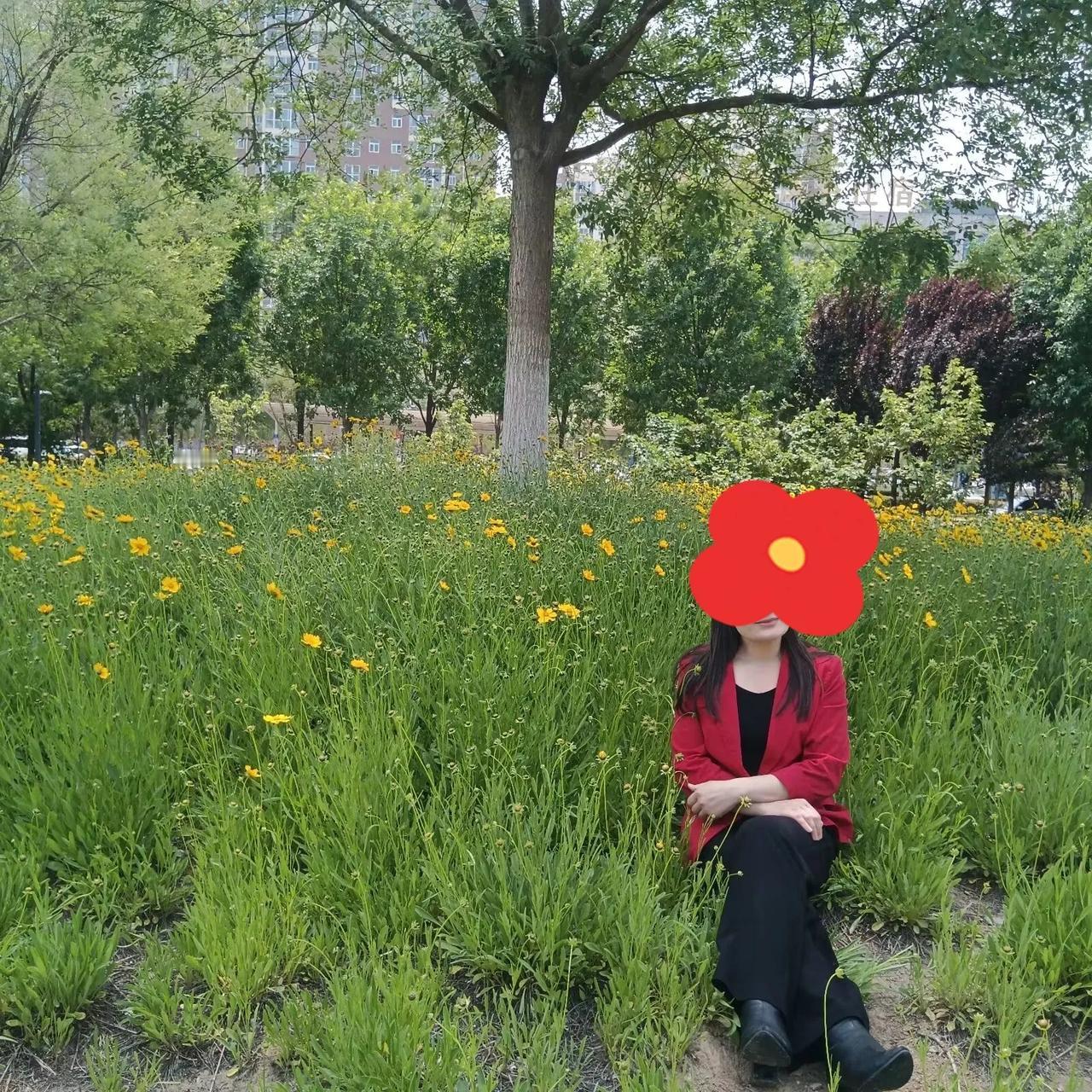 不喜欢拍照，因为不上镜，一面对镜头就紧张，脸部僵硬，表情不自然。

也不会摆姿势