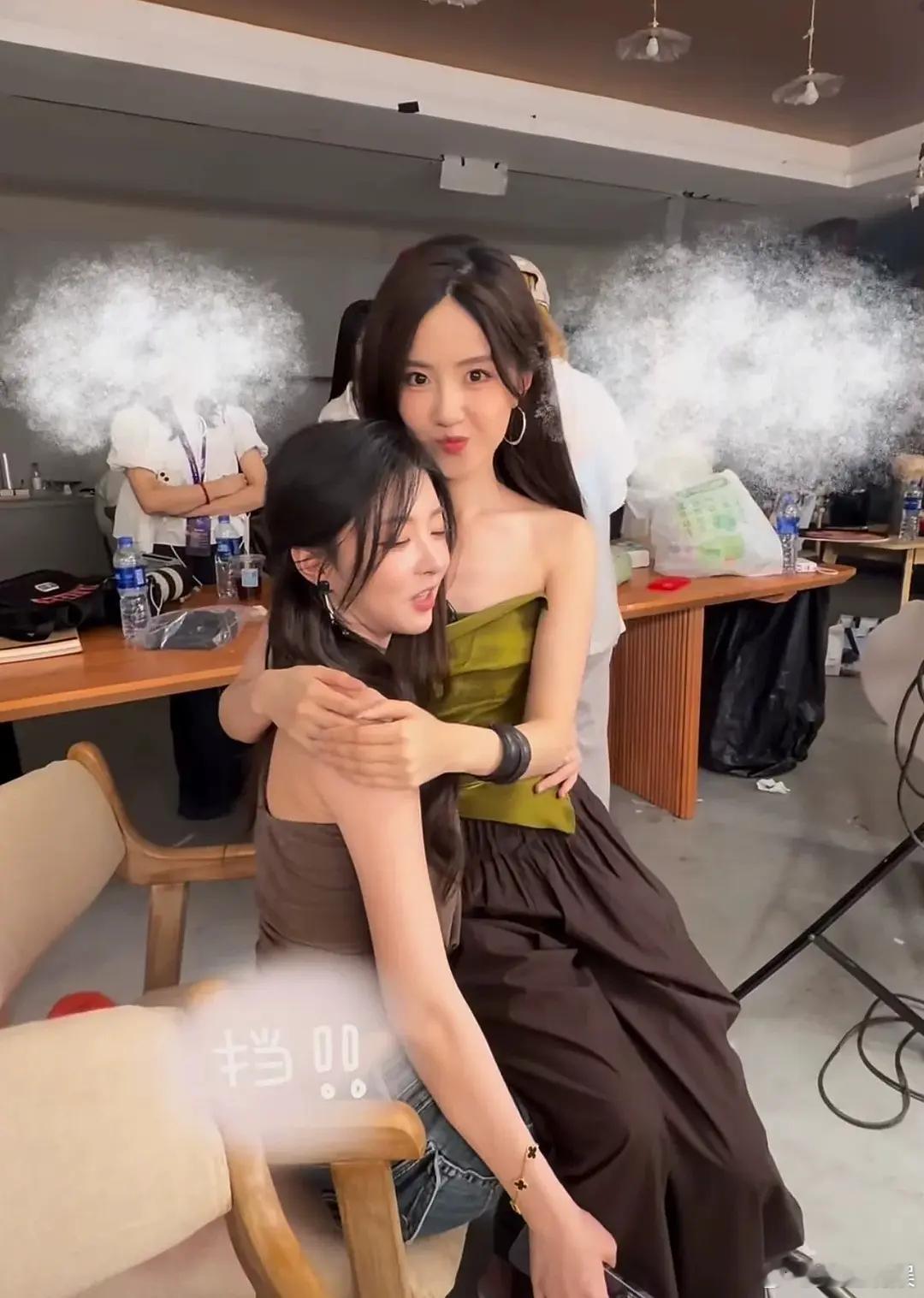徐绿杨坐杨茜惠腿上了已经笑开了 