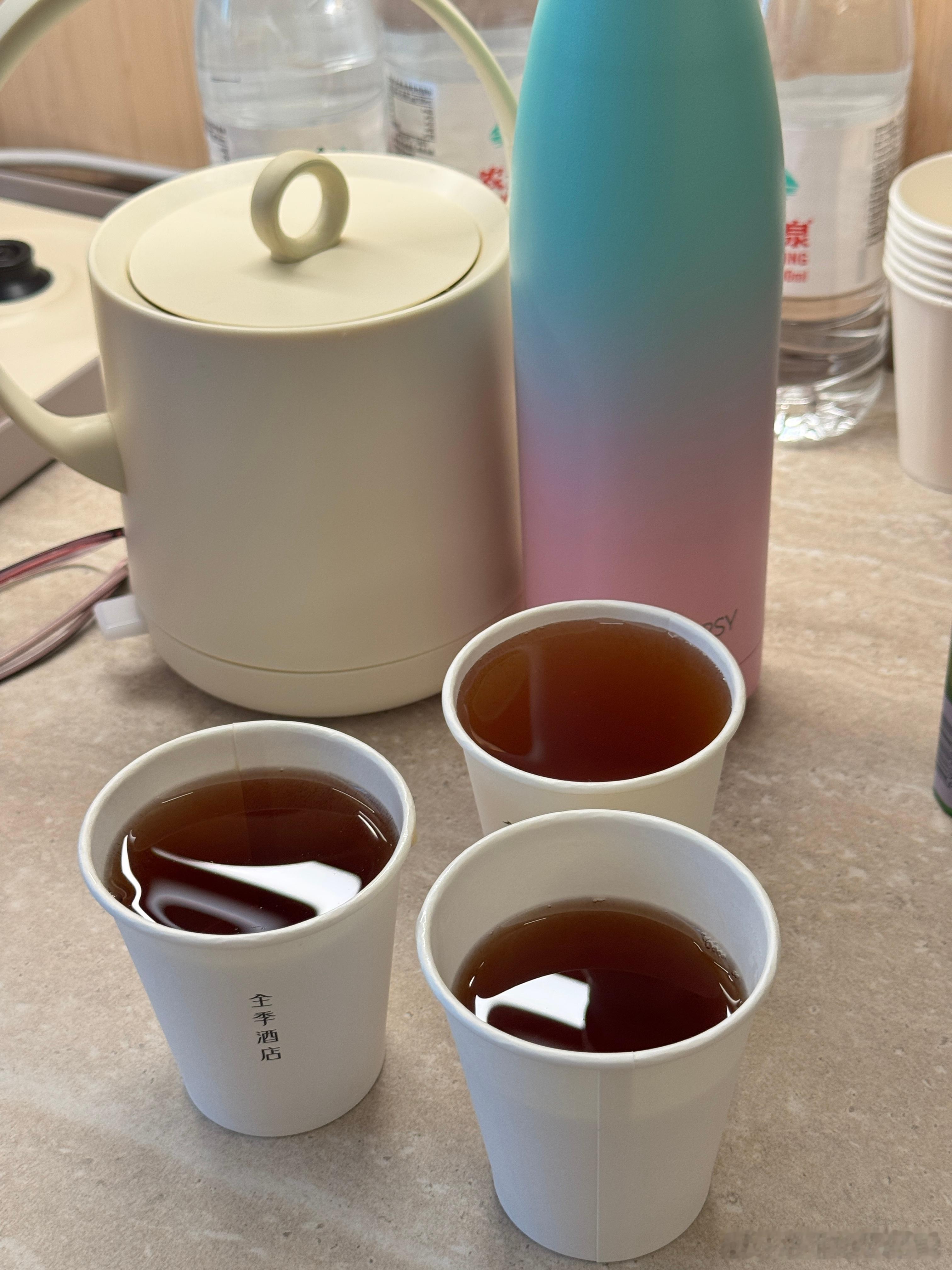 吃完回酒店歇一歇，喝口茶续续命[允悲]一天没喝茶浑身都难受啊7点出去游长江，计划