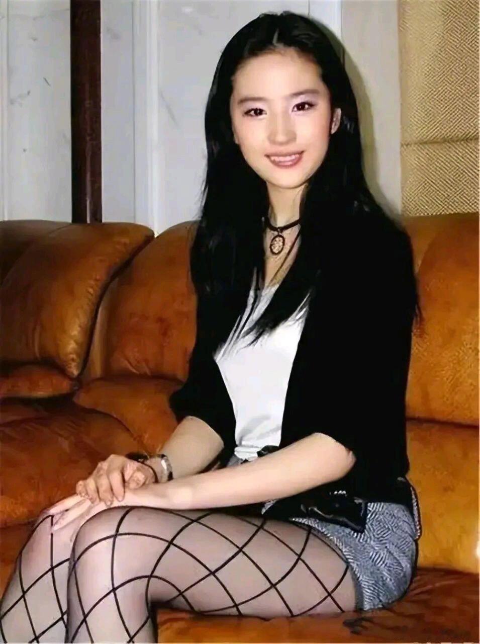 刘亦菲把渔网袜穿得好清纯 渔网袜也掩盖不了刘亦菲的仙气 看到刘亦菲早期穿渔网袜的