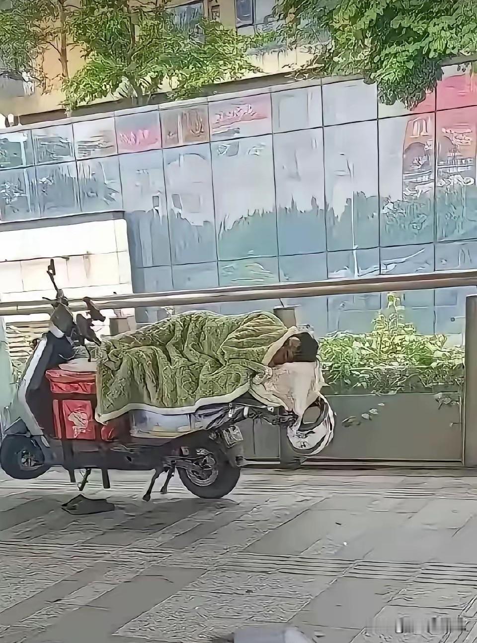 还不如租个便宜点的小房子住，自己还可以做饭吃，其实那样可能还会节省一点钱。