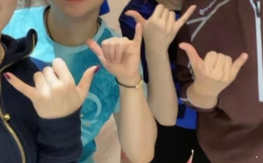 俺们莎姐的婴儿手镜像与否感觉两边长度都差不多