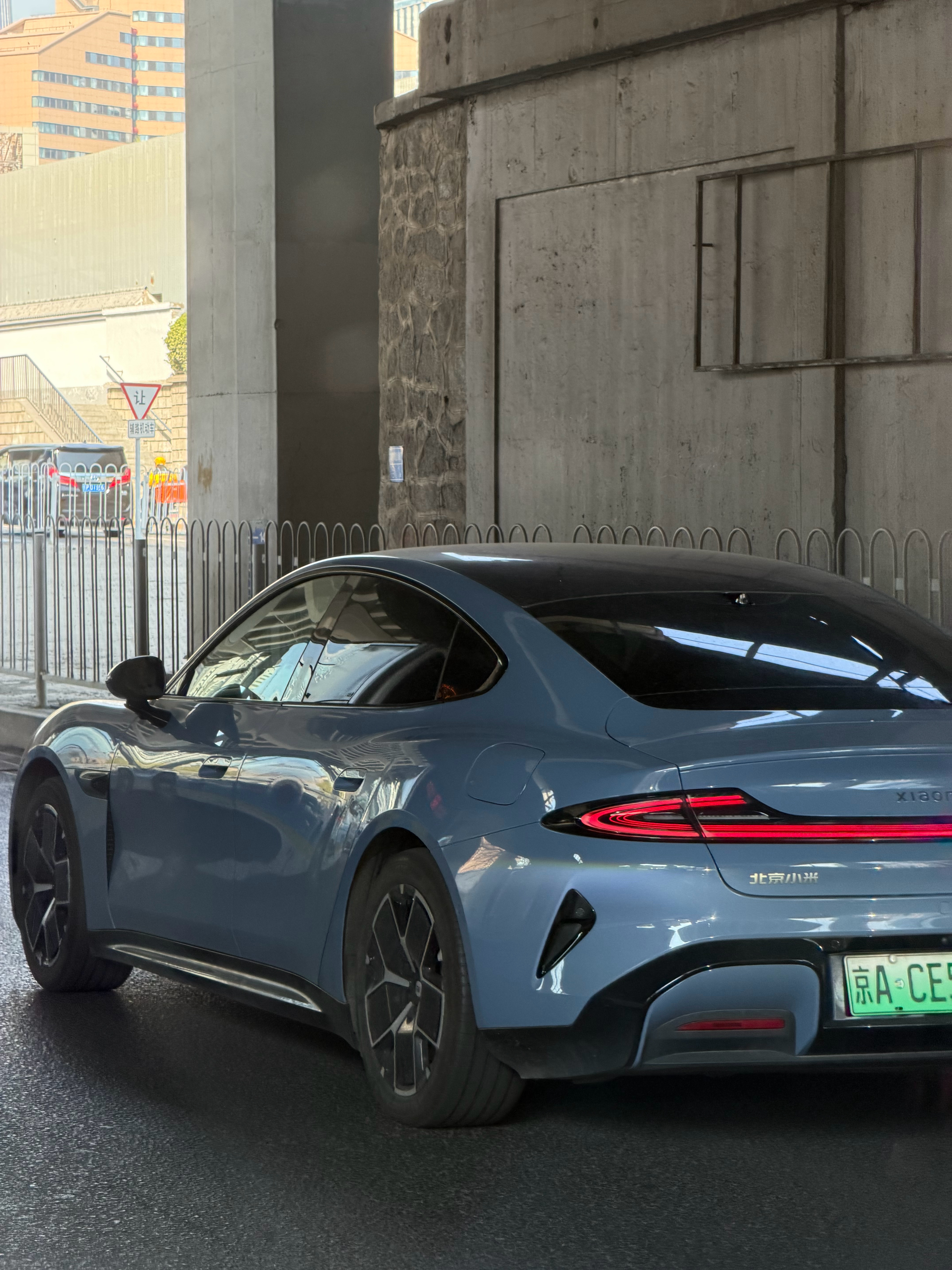 今天在路上看到小米SU7初代的这个流星蓝，说实在的，现在看真的很好看很耐看