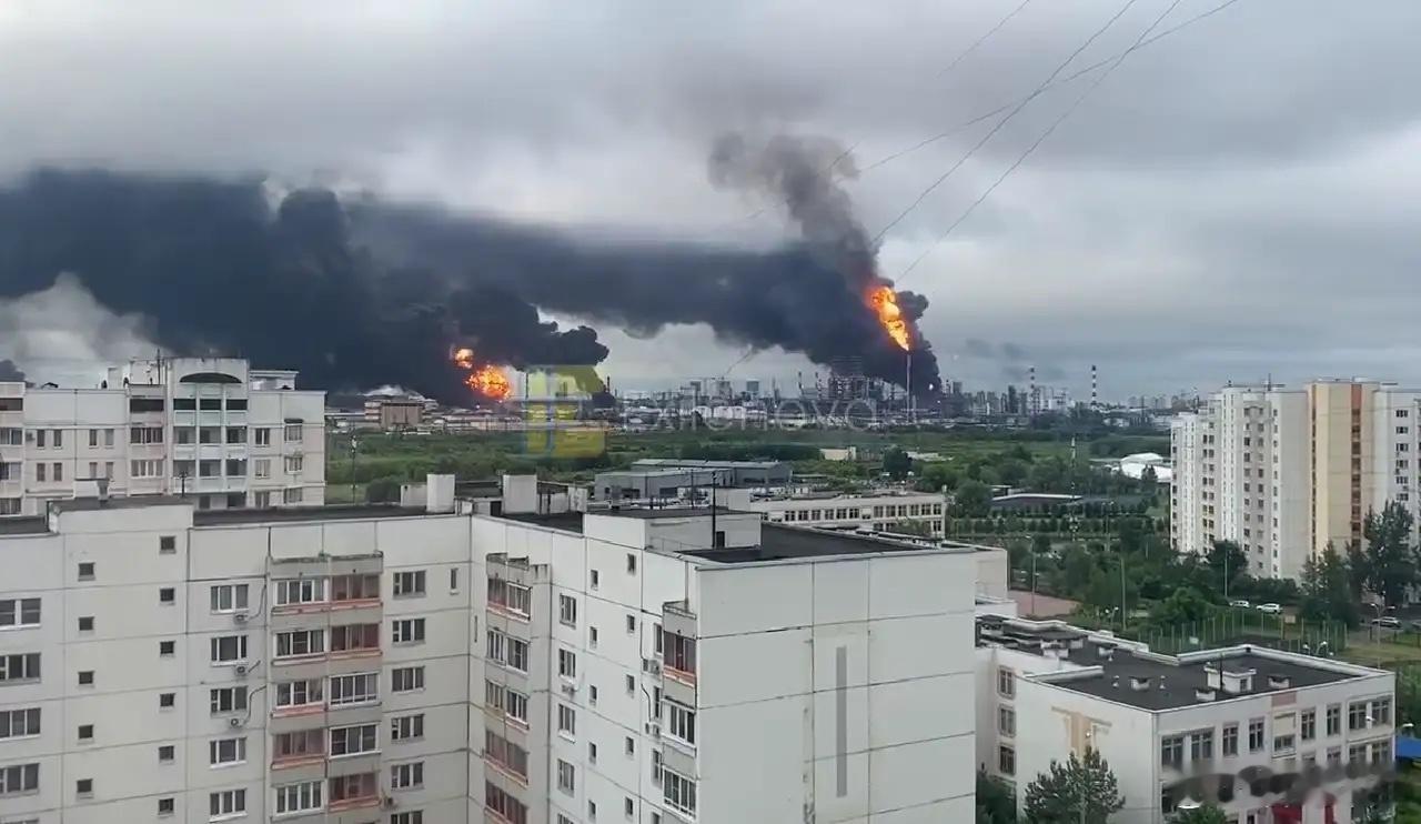 “炸！炸！炸！这一次被炸惨了，莫斯科浓烟滚滚，炼油厂大爆炸！”当地时间2026年