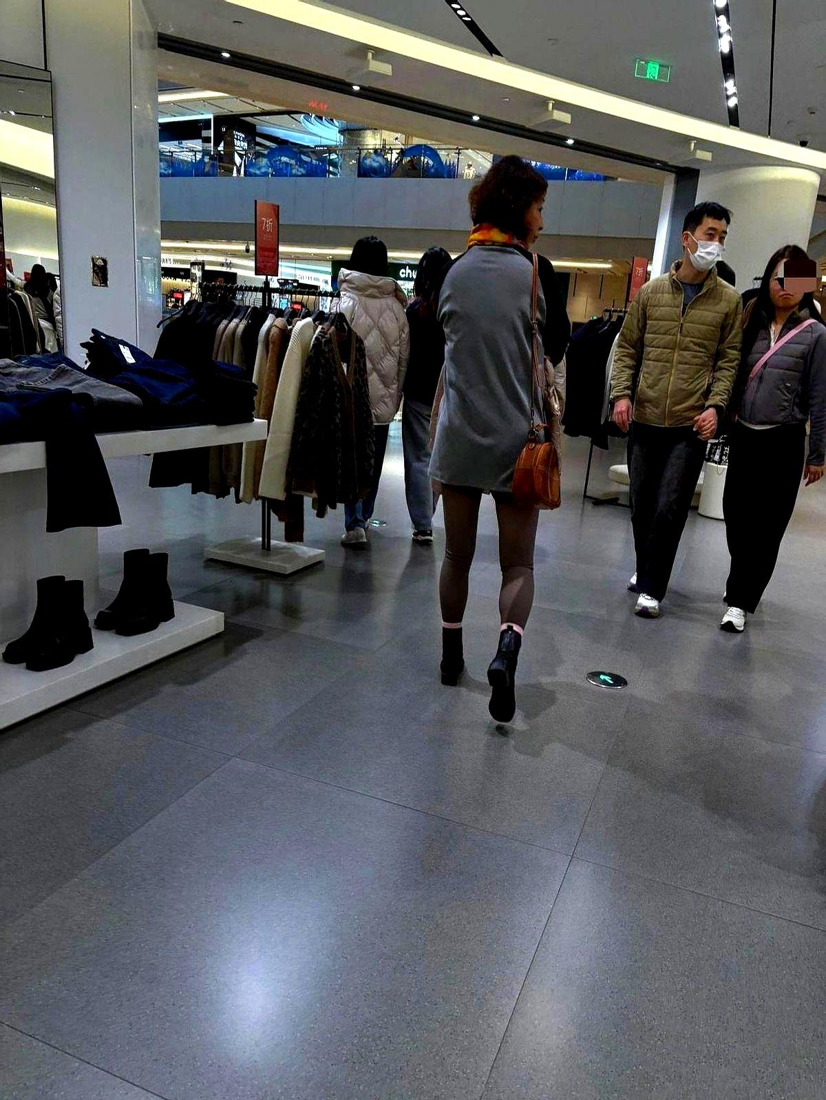 商场里，一位50+阿姨穿亮闪闪紧身裙，路人小声嘀咕“太辣眼”。
 

结果，抖音