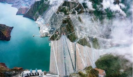 瞒不住了！中国砸 3.5 亿在四川深山挖洞，藏 2000 张国产芯片狂算，美国看