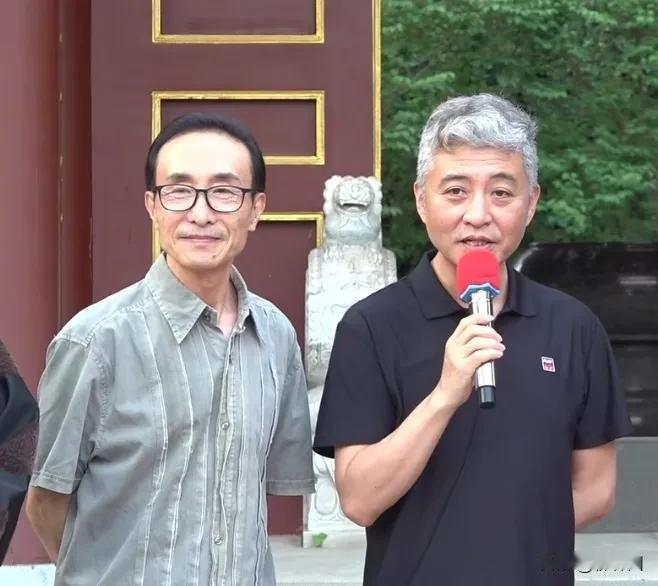 49岁周炜看上去比68岁的巩汉林还老，满头白发，皱纹密布，这样的“显老”，不止写