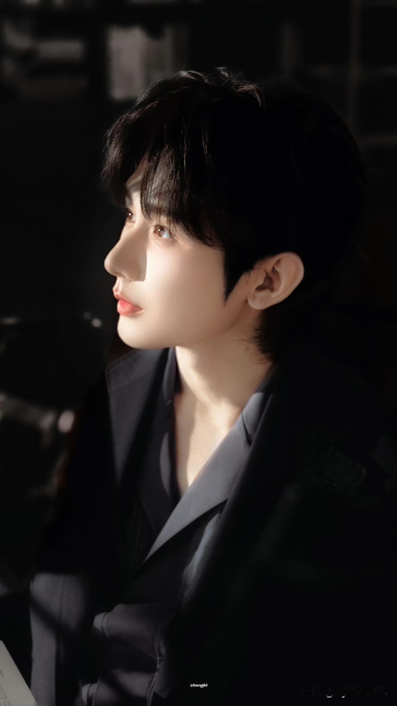 感觉成毅家接下来都是好日子，成毅过年休息休息够了，出来工作后天天库库的拍，真不愧