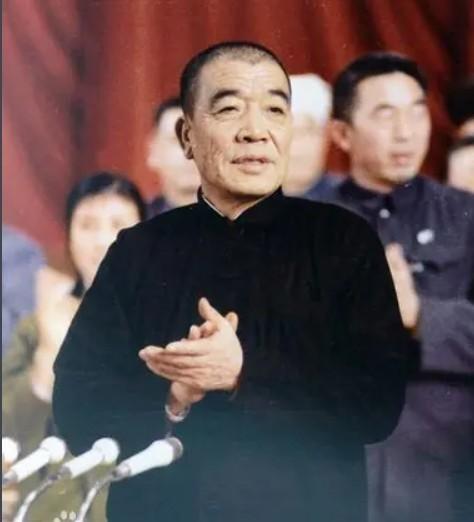 1980年，陈永贵辞去国务院副总理职位。临行前，向华国锋辞别，忍不住感叹：除了毛