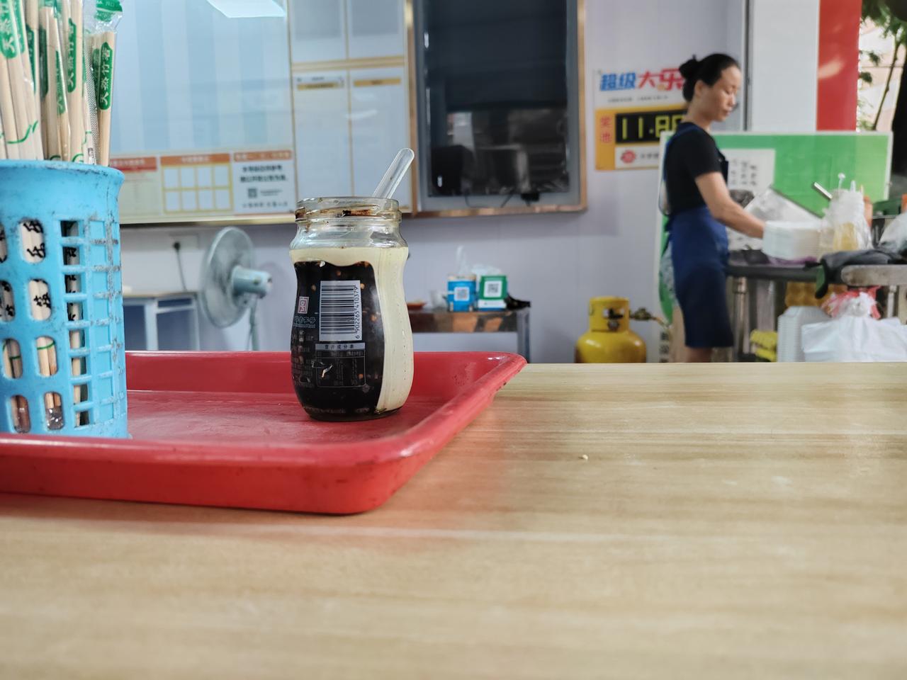这个是很好的个体户创业模式：一个30平方的小店，早上6点-11点是肠粉店，11点