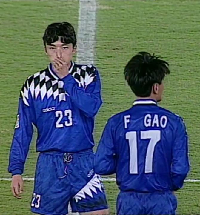 1996年亚洲杯上，中国队身穿阿迪达斯经典的“钻石肩”模板球衣，引发国外球迷不解
