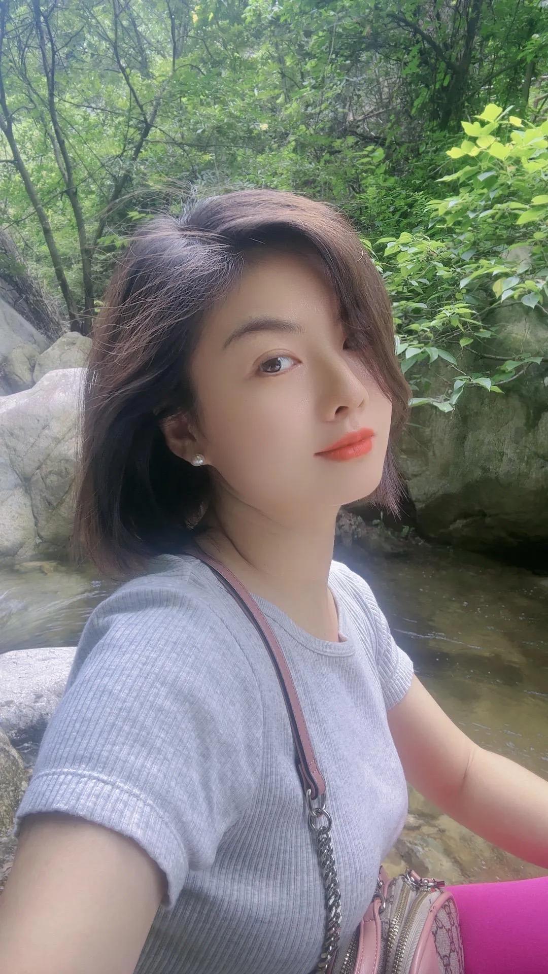 有人问，喜欢和爱有什么不同？
喜欢是心动，而爱是心疼；喜欢可以舍得，而爱一定舍不