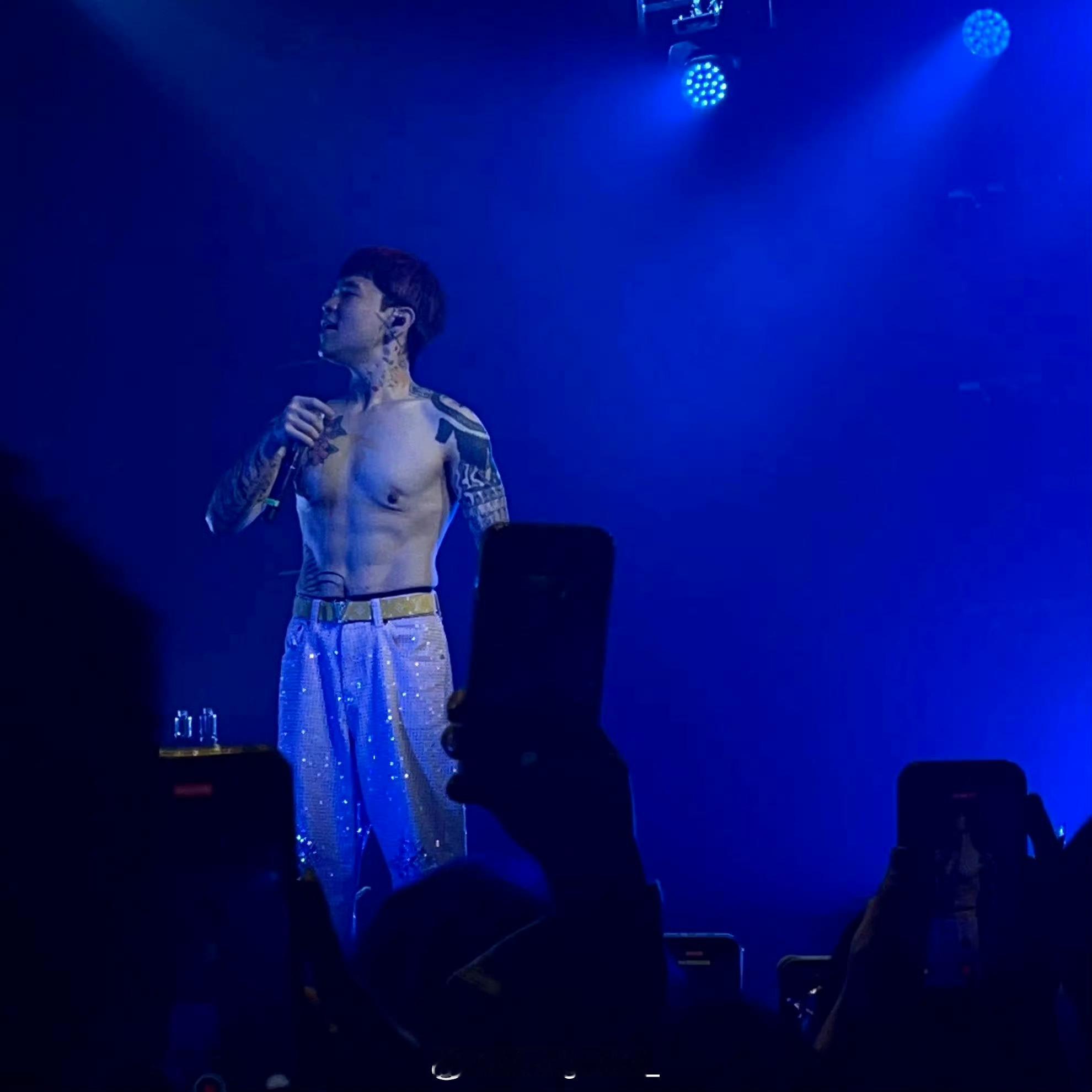 KnowKnow晒出苏州演唱会舞台照！腹肌这么明显了！