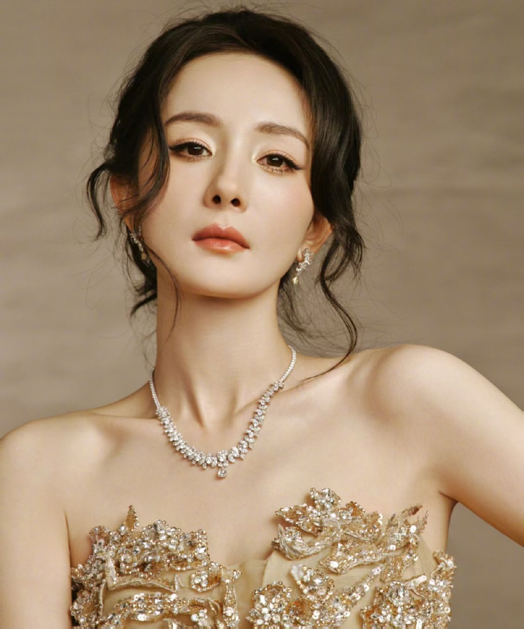 杨幂祖海女王驾到杨幂鎏金高定纱裙 杨幂祖海女王驾到~ 