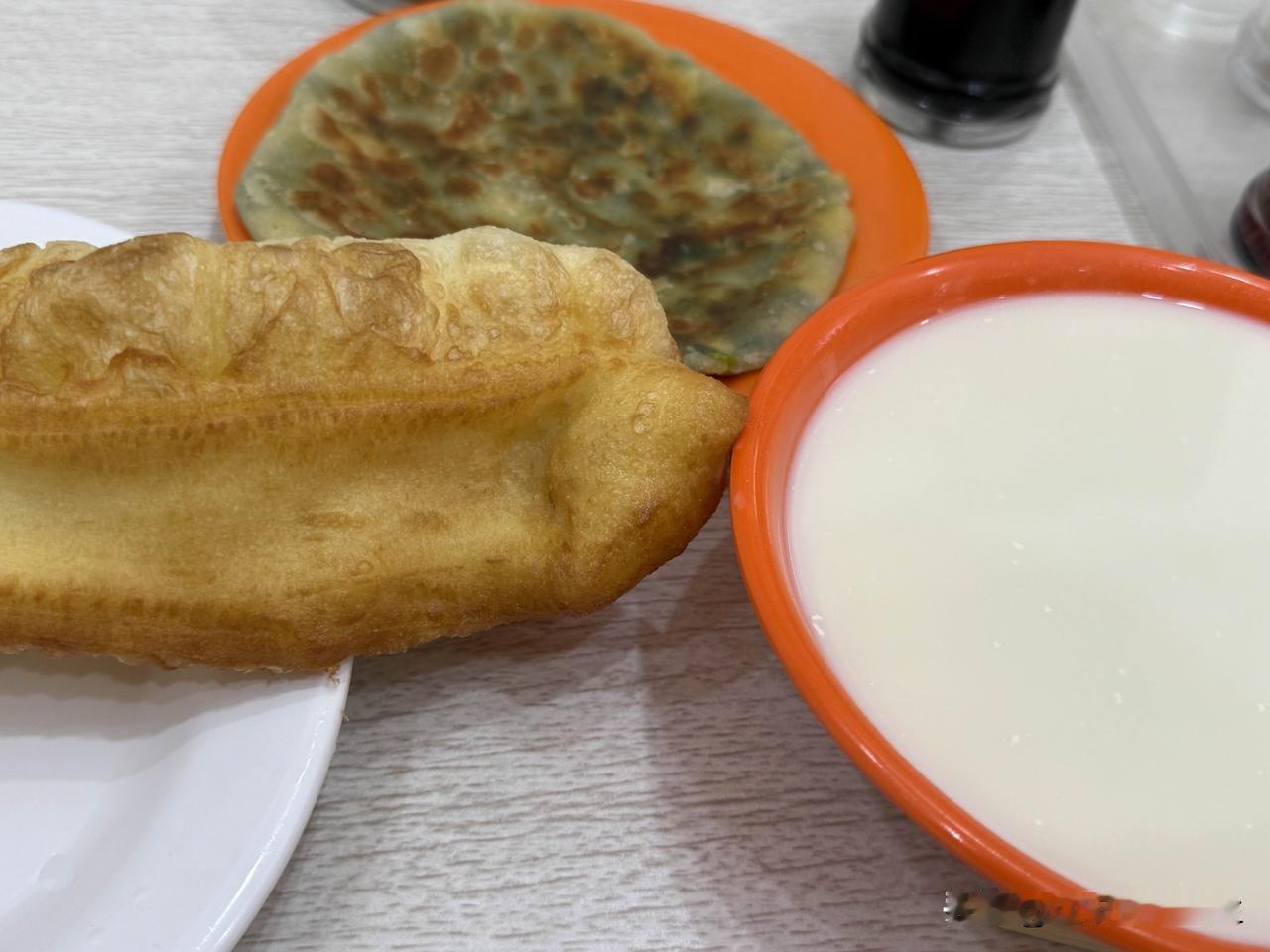 中国医大一院周边早餐店，一根油条2元，薄薄一张馅饼几乎没馅三元，一碗豆浆2元。而