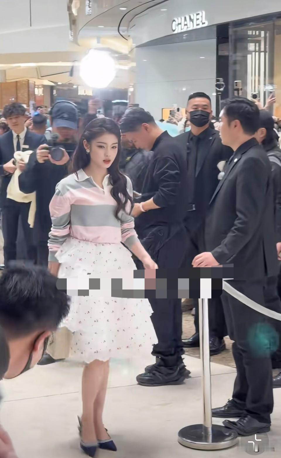 这身搭配，感觉我20年前这么穿过
哈哈哈难道这就是时尚的轮回吗哈哈哈（开玩笑的，