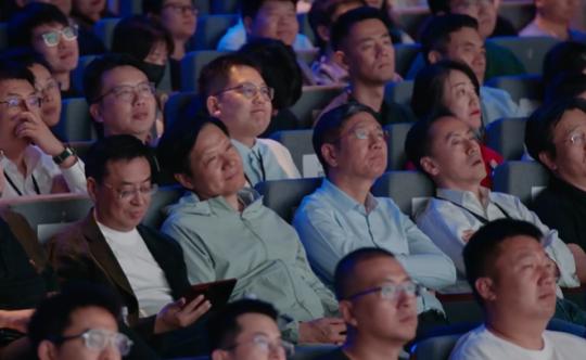小米发布会，卢伟冰在台上讲，雷军在台下听……