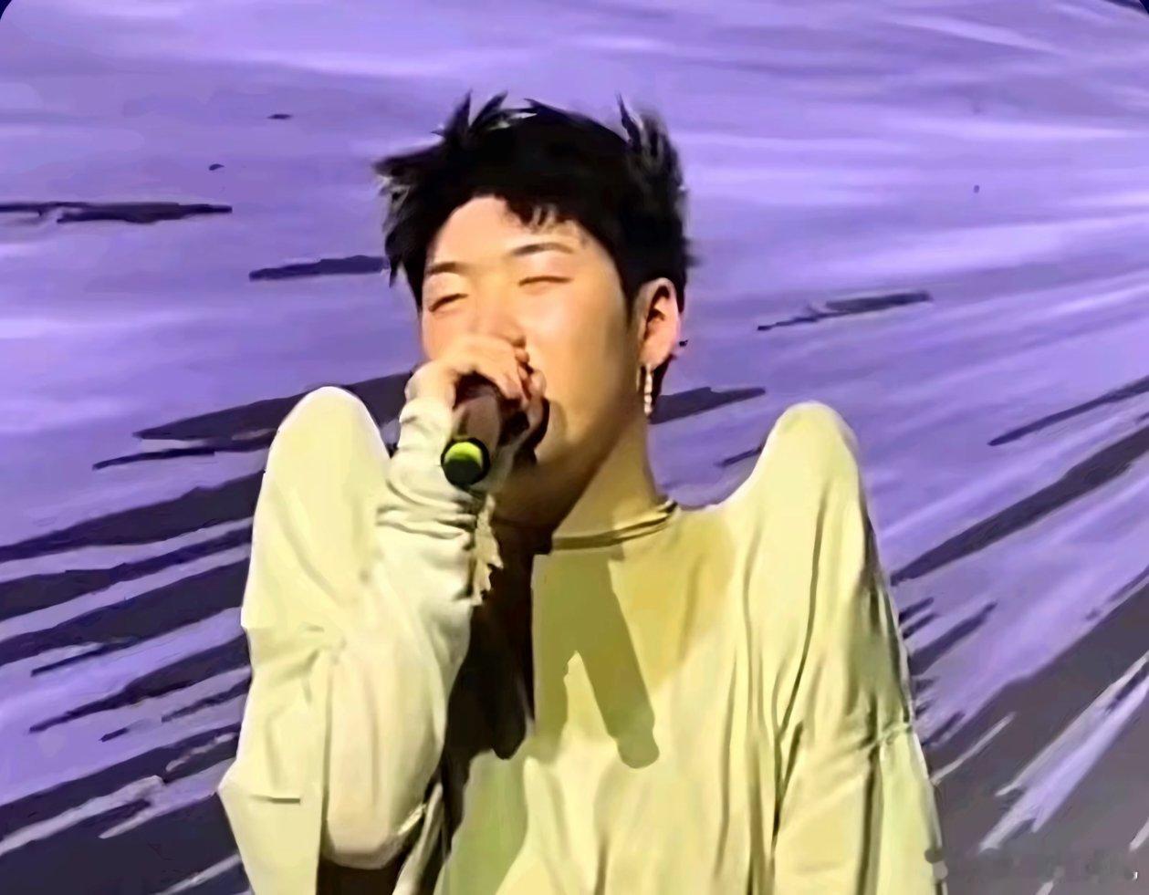 最近健身强度比之前大了很多好消息：有健身的感觉了，全身的肌肉都痛。坏消息：斜方肌