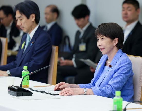 顶不住了，日本示好中国。当地时间6月30日，日本经济产业大臣赤泽亮正公开承认，中
