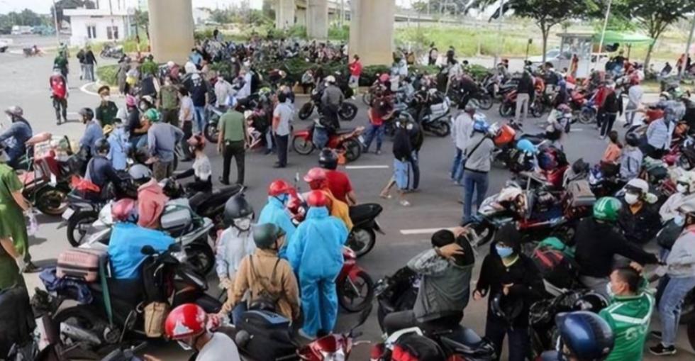 亚洲第一个倒下的国家即将出现，曾比肩中国，如今在走日本的老路。中国之所以能发展起