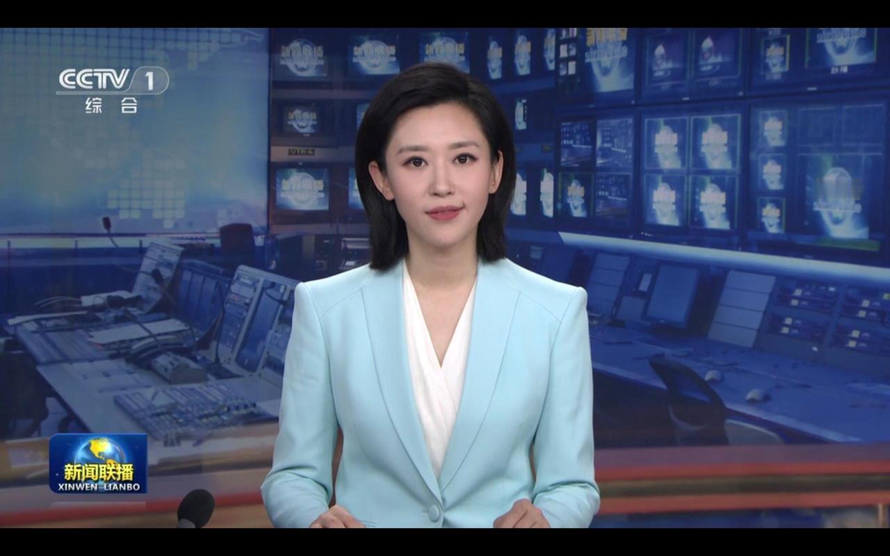 最近刷屏的是王音棋——《新闻联播》首位90后女主播，因一抹浅笑爆火全网。
 
一