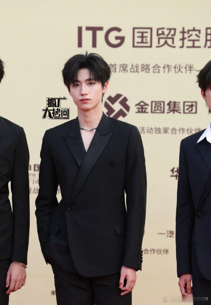TOP登陆少年金鸡奖红毯狐厂生图，朱志鑫、张极、张泽禹、苏新皓，谁赢麻了？ 