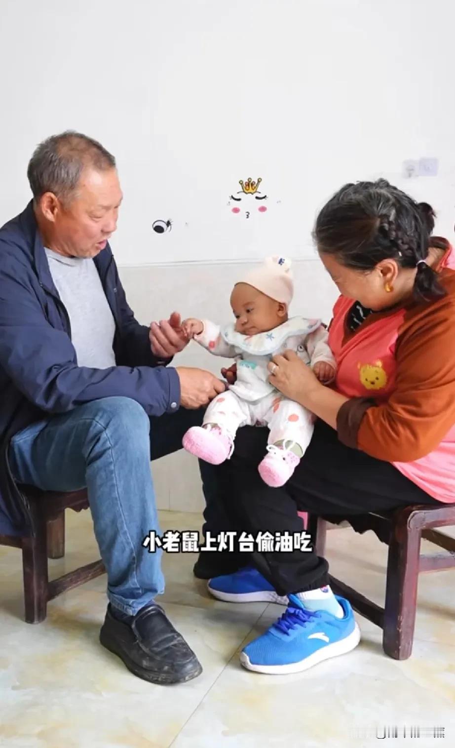 小刘拉乌被迫回到坦桑尼亚娘家，把刚满四个月的宝宝留给了年迈的父母照顾。看着奶奶给