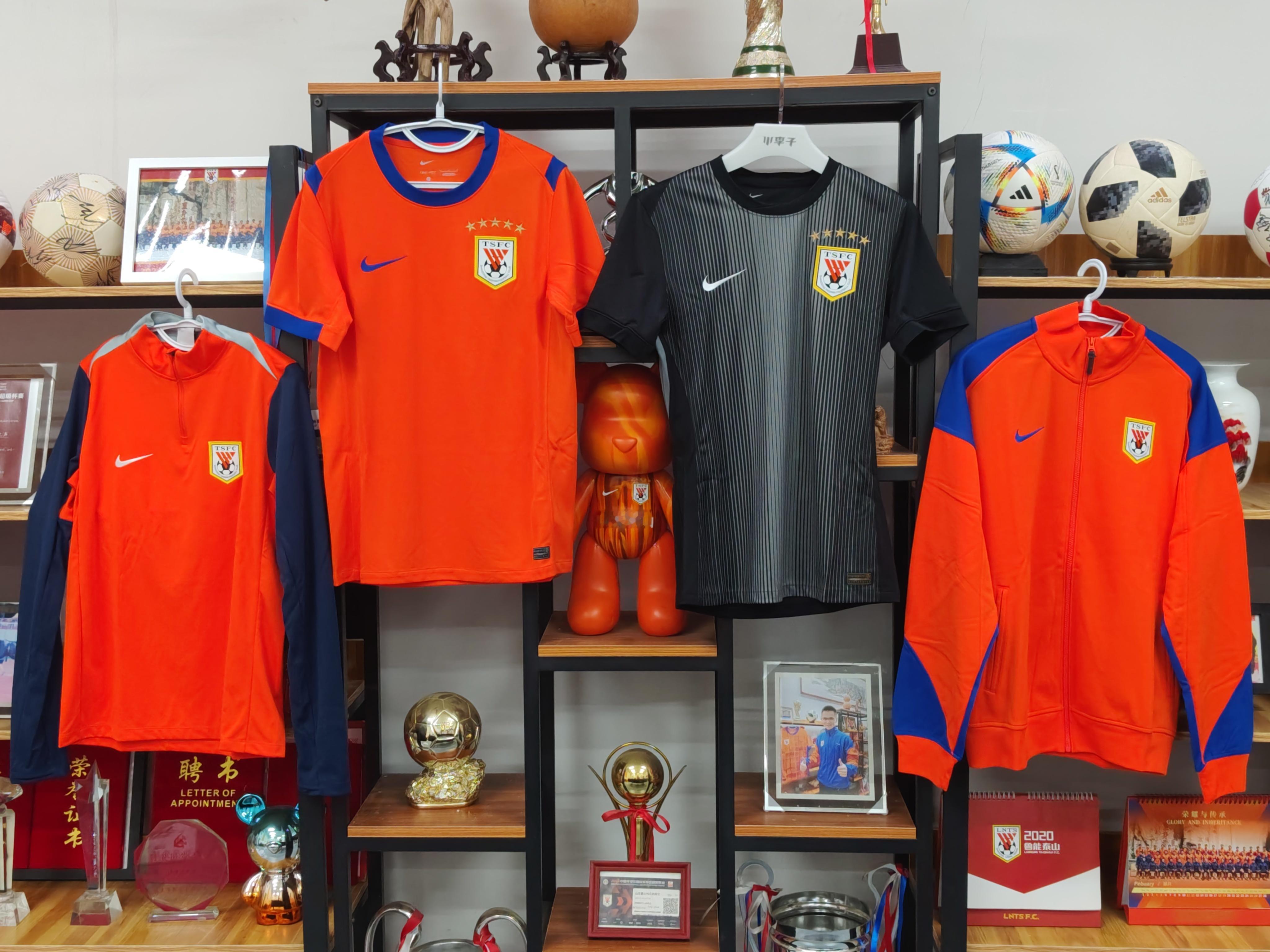 2026赛季山东泰山队市售四款装备（主场球衣、出场夹克、半拉链训练服、门将服）已