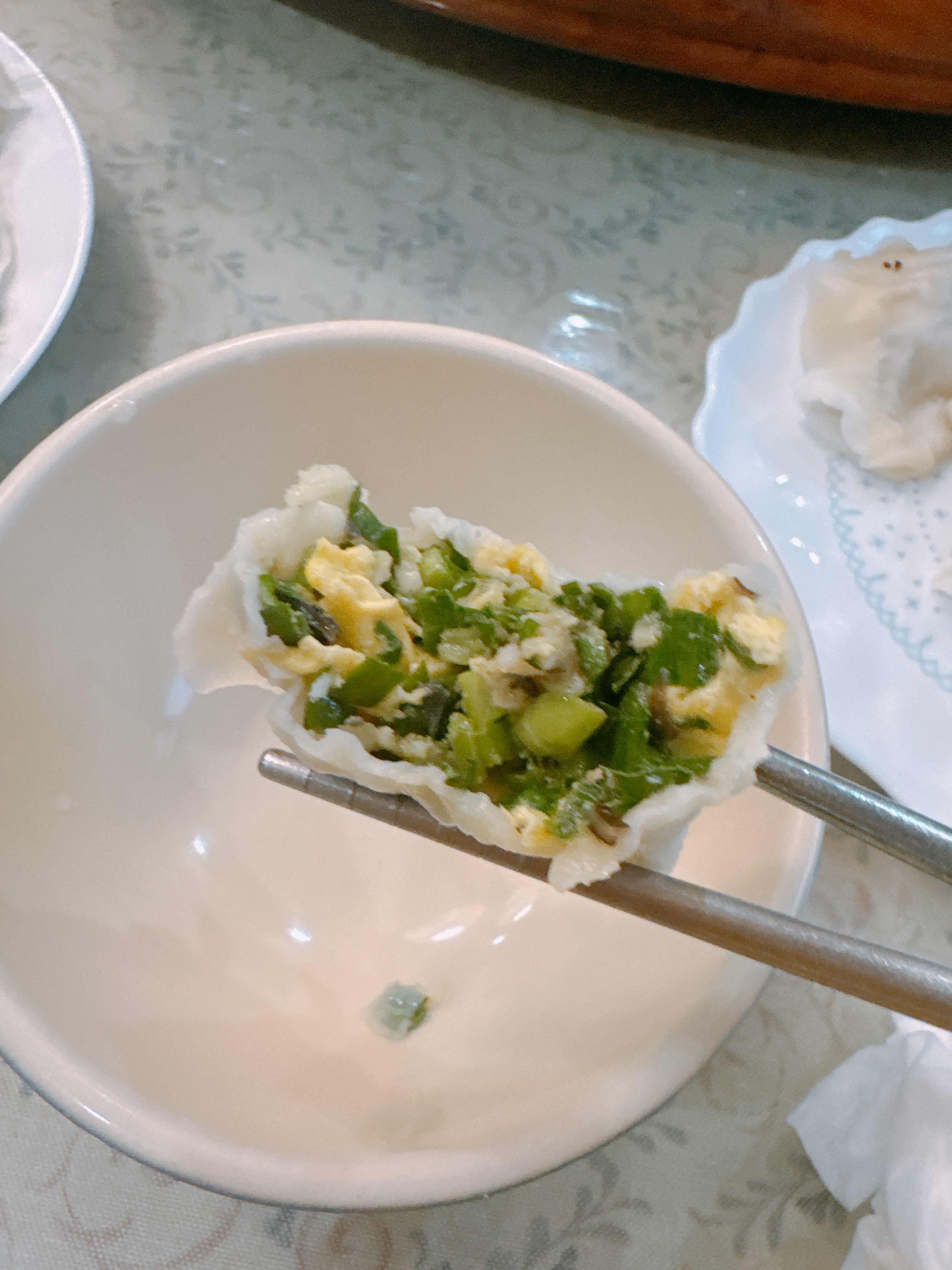 晚上吃了我妈包的饺子！！一个黄瓜馅的一个韭菜鸡蛋的！！（黄瓜馅好吃的忘拍了）我妈