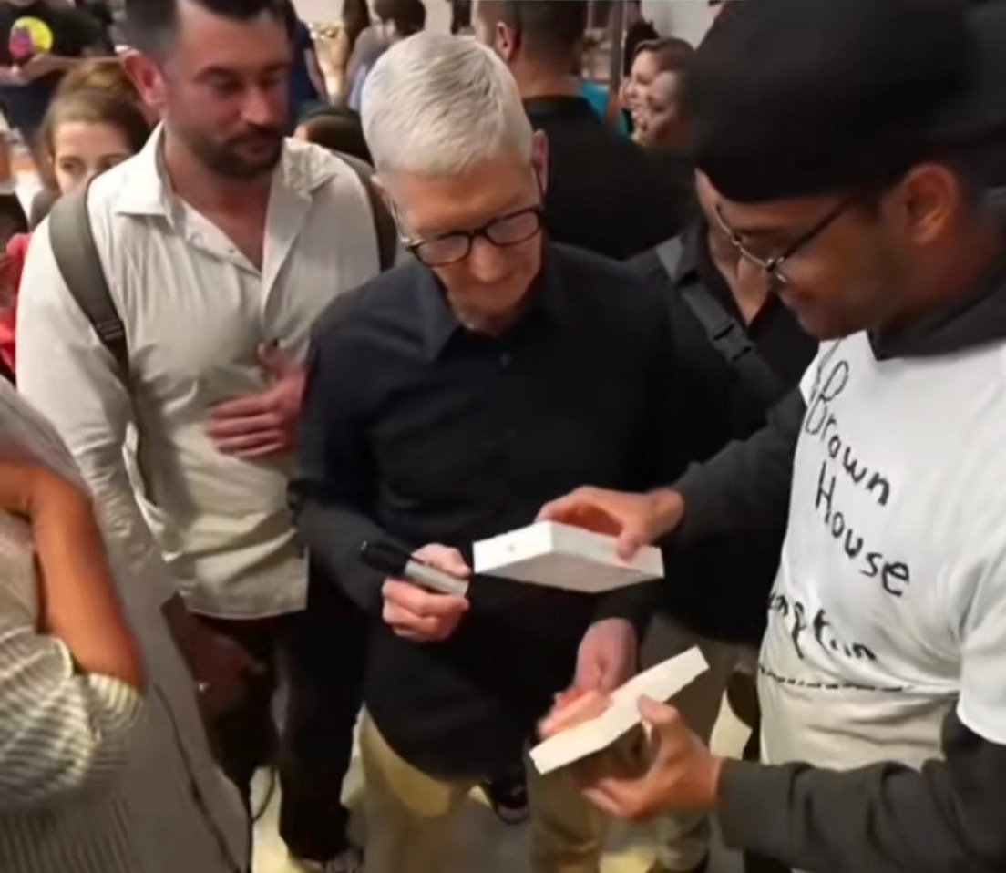 说了多少遍了，手机开箱要在床的正中心开[怒]iPhone17摔了好几个了[允悲]