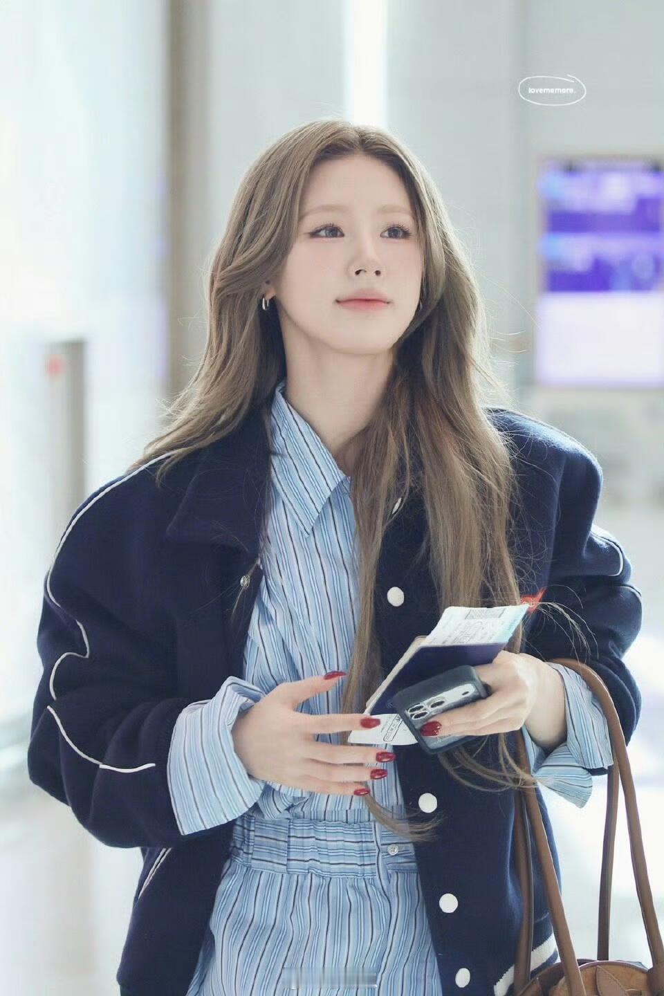 今天出发米兰时装周的女爱豆们👏柳智敏、宁艺卓、赵美延受邀出席Prada、Guc